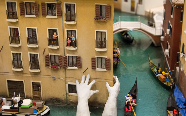 Venedig-Kanal-Skulptur-haende