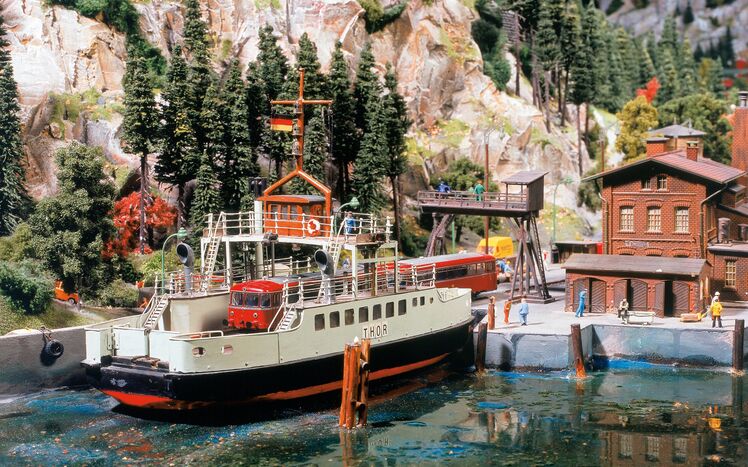 Oesterreich Alpen Faehre Schienenbus